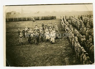 Parade wird abgenommen, datiert 1918, Maße 17,5x12cm