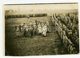 Parade wird abgenommen, datiert 1918, Maße 17,5x12cm