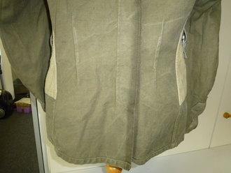 Heer, Tropenfeldbluse 1.Modell für das Afrikakorps, getragenes Stück in gutem Zustand, selten. Schulterbreite / Shoulder 44,5cm, Armlänge / arm lenght 63cm. Das Ärmelabzeichen sowie die Knöpfe sind neuzeitlich ergänzt