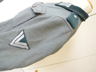 Feldbluse für Mannschaften Wehrmacht, wohl in der Zeit umgebautes Beutestück, kleinere Reparaturstellen und Mottenschäden
