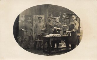 Foto Verpflegung der Soldaten im Kriegsjahr 1916, Maße 9x14cm, datiert 1916