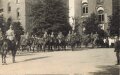 Foto Ausrücken der 8. Batt. Res. Feldart. Rgt. 19 aus Fulda 1915, Maße 9x14cm, datiert 1915