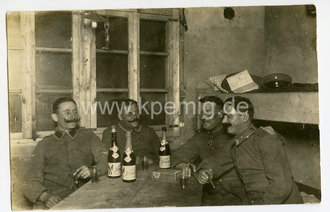 1. Weltkrieg Foto Sekt Feldgrau in der Stube, Maße 9x14cm