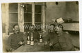 1. Weltkrieg Foto  "Sekt Feldgrau" in der Stube, Maße 9x14cm