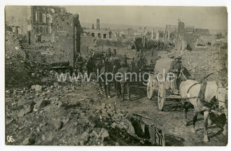1.Weltkrieg Foto Soldaten ziehen durch zerschossenen Ort, Maße 9x14cm