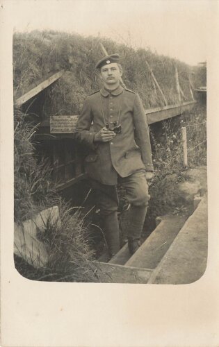 1.Weltkrieg, Foto Unterstand mit Hinweisschild "Photographisches Atelier"., Maße 9x14cm, datiert 1916