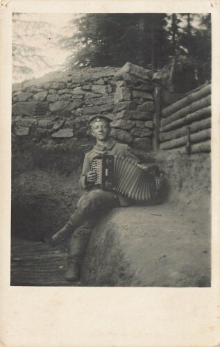 Feldgrauer im Schützengraben mit Harmonium, Maße 9x14cm