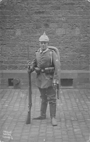 Foto Feldgrauer beim Ausmarsch, Maße 9x14cm, datiert 1914
