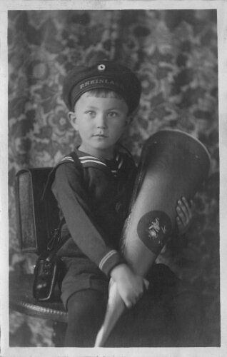 Foto 1. Weltkrieg eines Jungen in Matrosenuniform bei der Einschulung, Postkartenformat