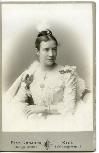 Studioaufnahme einer Frau mit Rot-Kreuz Medaille, Maße 10,5x16cm
