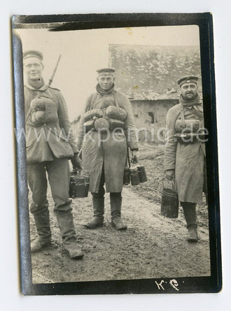 1.Weltkrieg Foto Soldaten beim Essen holen , Maße 9x6cm