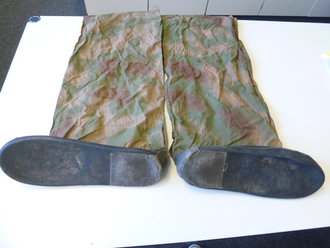 Leichter Gasschutzanzug der Wehrmacht , Paar Gasschuhe in Sumpftarn. Diverse alte Reparaturstellen, Gummi weich und nicht verklebt,  selten