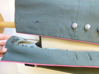 Waffenrock Panzerjäger, die Effekten Originalvernäht, der Adler evtl ergänzt, Schulterbreite 44 cm, Armlänge 61,5 cm