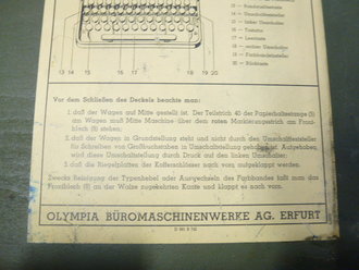 Dienstschreibmaschine Olympia im Transportkasten. Die Maschine funktioniert einwandfrei, alle Tasten vorhanden. Der Transportkasten im Originallack, leider mit neuzeitlichem Divisionsabzeichen versehen, disees sicherlich leicht zu entfernen