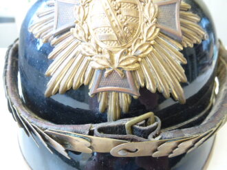 Sachsen, Pickelhaube eines Reserveoffiziers der Artillerie. Sehr schönes Stück, der Lederkorpus in ausgesprochen gutem Zustand