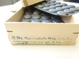 Feldblusenknopf Wehrmacht, graublau lackiert, 19mm Durchmesser. 1 Stück aus der Originalverpackung
