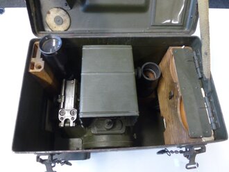 Visierkopf 38/40 ( Optik Flak 38 ) in Transportkasten, dieser im Originallack. Die Optik in sehr gutem Zustand, klarer Durchsicht und Einteilung. Die Aufnahme norwegisch überlackiert.