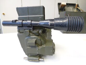 Visierkopf 38/40 ( Optik Flak 38 ) in Transportkasten, dieser im Originallack. Die Optik in sehr gutem Zustand, klarer Durchsicht und Einteilung. Die Aufnahme norwegisch überlackiert.