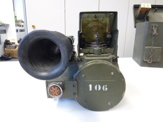 Visierkopf 38/40 ( Optik Flak 38 ) in Transportkasten, dieser im Originallack. Die Optik in sehr gutem Zustand, klarer Durchsicht und Einteilung. Die Aufnahme norwegisch überlackiert.