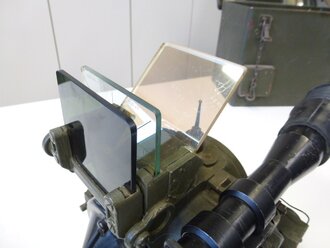 Visierkopf 38/40 ( Optik Flak 38 ) in Transportkasten, dieser im Originallack. Die Optik in sehr gutem Zustand, klarer Durchsicht und Einteilung. Die Aufnahme norwegisch überlackiert.