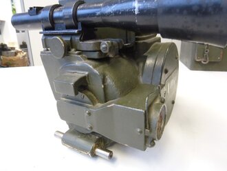 Visierkopf 38/40 ( Optik Flak 38 ) in Transportkasten, dieser im Originallack. Die Optik in sehr gutem Zustand, klarer Durchsicht und Einteilung. Die Aufnahme norwegisch überlackiert.