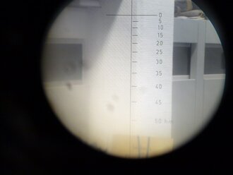 Visierkopf 38/40 ( Optik Flak 38 ) in Transportkasten, dieser im Originallack. Die Optik in sehr gutem Zustand, klarer Durchsicht und Einteilung. Die Aufnahme norwegisch überlackiert.