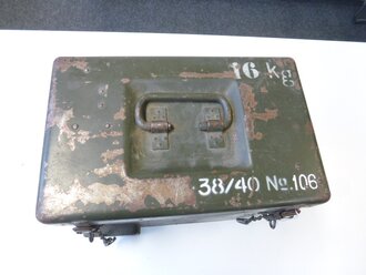 Visierkopf 38/40 ( Optik Flak 38 ) in Transportkasten, dieser im Originallack. Die Optik in sehr gutem Zustand, klarer Durchsicht und Einteilung. Die Aufnahme norwegisch überlackiert.