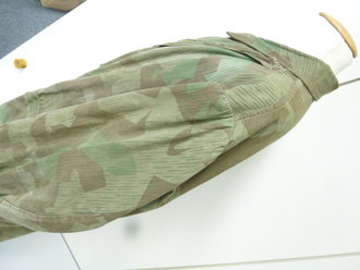 Fallschirmjäger Knochensack im Splittermuster, stark getragenes Stück, die Reissverschlüsse entfernt, Adler Originalvernäht . Es handelt sich hier um ein frühes Stück zum einsteigen das in der Zeit umgebaut wurde