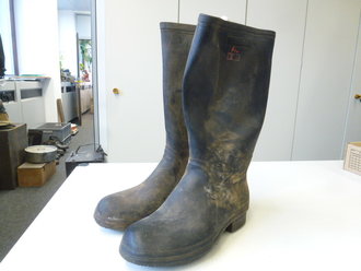 Paar Gummistiefel zum schweren Gasschutzanzug der Wehrmacht, selten in diesem Zustand. Ungereinigtes Paar