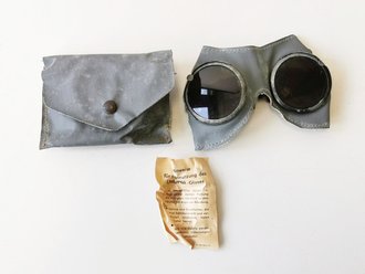 Allgemeine Schutzbrille Wehrmacht in grauer Hülle . Sehr guter Zustand, Hülle leicht angeschmutzt, Umbral Gläser ( dunkel gefärbt ), mit Begleitzettel von Carl Zeiss Jena, dieser datiert 1943