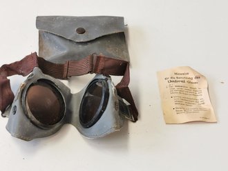 Allgemeine Schutzbrille Wehrmacht in grauer Hülle . Sehr guter Zustand, Hülle leicht angeschmutzt, Umbral Gläser ( dunkel gefärbt ), mit Begleitzettel von Carl Zeiss Jena, dieser datiert 1943