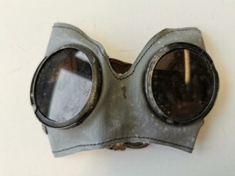 Allgemeine Schutzbrille Wehrmacht in grauer Hülle . Sehr guter Zustand, Hülle leicht angeschmutzt, Umbral Gläser ( dunkel gefärbt ), mit Begleitzettel von Carl Zeiss Jena, dieser datiert 1943