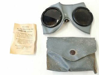 Allgemeine Schutzbrille Wehrmacht in grauer Hülle . Sehr guter Zustand, Hülle leicht angeschmutzt, Umbral Gläser ( dunkel gefärbt ), mit Begleitzettel von Carl Zeiss Jena, dieser datiert 1943