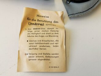 Allgemeine Schutzbrille Wehrmacht in grauer Hülle . Sehr guter Zustand, Hülle leicht angeschmutzt, Umbral Gläser ( dunkel gefärbt ), mit Begleitzettel von Carl Zeiss Jena, dieser datiert 1943