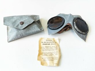 Allgemeine Schutzbrille Wehrmacht in grauer Hülle . Sehr guter Zustand, Hülle leicht angeschmutzt, Umbral Gläser ( dunkel gefärbt ), mit Begleitzettel von Carl Zeiss Jena, dieser datiert 1943