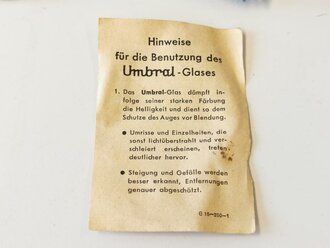 Allgemeine Schutzbrille Wehrmacht in grauer Hülle . Sehr guter Zustand, Hülle leicht angeschmutzt, Umbral Gläser ( dunkel gefärbt ), mit Begleitzettel von Carl Zeiss Jena, dieser datiert 1943