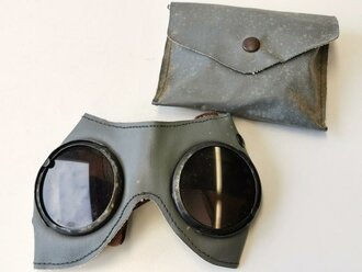 Allgemeine Schutzbrille Wehrmacht in grauer Hülle . Sehr guter Zustand, Hülle leicht angeschmutzt, Umbral Gläser ( dunkel gefärbt ), mit Begleitzettel von Carl Zeiss Jena, dieser datiert 1943