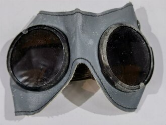 Allgemeine Schutzbrille Wehrmacht in grauer Hülle . Sehr guter Zustand, Hülle leicht angeschmutzt, Umbral Gläser ( dunkel gefärbt ), mit Begleitzettel von Carl Zeiss Jena, dieser datiert 1943