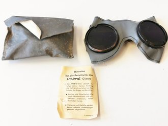 Allgemeine Schutzbrille Wehrmacht in grauer Hülle . Sehr guter Zustand, Hülle leicht angeschmutzt, Umbral Gläser ( dunkel gefärbt ), mit Begleitzettel von Carl Zeiss Jena, dieser datiert 1943