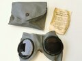 Allgemeine Schutzbrille Wehrmacht in grauer Hülle . Sehr guter Zustand, Hülle leicht angeschmutzt, Umbral Gläser ( dunkel gefärbt ), mit Begleitzettel von Carl Zeiss Jena, dieser datiert 1943