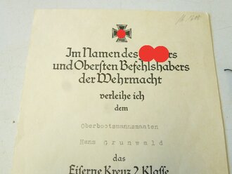 Kriegsmarine, umfangreicher Nachlass eines Angehörigen des Zerstörers " Karl Galster", u.a Marinefrontspange in Bronze mit Verleihungsurkunde. Das Zerstörerkriegsabzeichen ist vermutlich nachträglich vergoldet