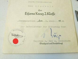 Kriegsmarine, umfangreicher Nachlass eines Angehörigen des Zerstörers " Karl Galster", u.a Marinefrontspange in Bronze mit Verleihungsurkunde. Das Zerstörerkriegsabzeichen ist vermutlich nachträglich vergoldet