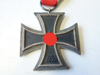 Kriegsmarine, umfangreicher Nachlass eines Angehörigen des Zerstörers " Karl Galster", u.a Marinefrontspange in Bronze mit Verleihungsurkunde. Das Zerstörerkriegsabzeichen ist vermutlich nachträglich vergoldet