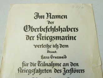 Kriegsmarine, umfangreicher Nachlass eines Angehörigen des Zerstörers " Karl Galster", u.a Marinefrontspange in Bronze mit Verleihungsurkunde. Das Zerstörerkriegsabzeichen ist vermutlich nachträglich vergoldet