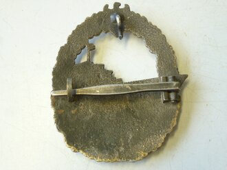 Kriegsmarine, umfangreicher Nachlass eines Angehörigen des Zerstörers " Karl Galster", u.a Marinefrontspange in Bronze mit Verleihungsurkunde. Das Zerstörerkriegsabzeichen ist vermutlich nachträglich vergoldet