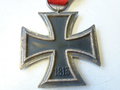 Kriegsmarine, umfangreicher Nachlass eines Angehörigen des Zerstörers " Karl Galster", u.a Marinefrontspange in Bronze mit Verleihungsurkunde. Das Zerstörerkriegsabzeichen ist vermutlich nachträglich vergoldet