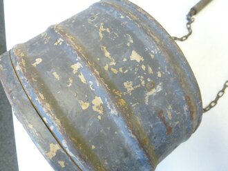 Kappenbehälter ( Transporthalterung ) zum Dreibein für Doppelfernrohr 10 x80 ( Flakfernglas ), überlackiert, darunter sandfarbener Originallck