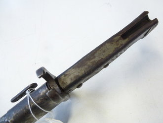 1.Weltkrieg, Ersatzseitengewehr mit Sägerücken in Stahlblechscheide. Originallack, bei der Scheide fehlt das Mundblech