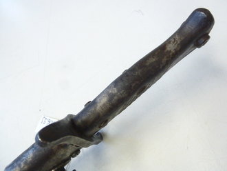 1.Weltkrieg, Ersatzseitengewehr mit Sägerücken in Stahlblechscheide. Originallack, bei der Scheide fehlt das Mundblech