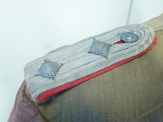 Sumpftarn Feldbluse für einen Angehörigen der Luftwaffen Felddivision. Getragenes Stück mit den original zugehörigen Schulterklappen. Die Feldbluse scheint ohne Brustadler getragen worden zu sein